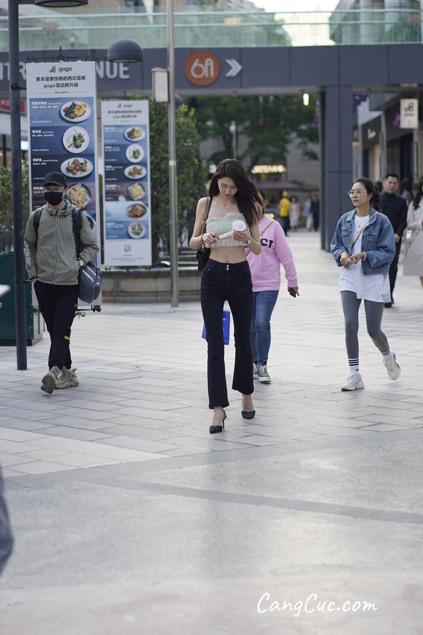 [精选街拍作品] No.3190 黑色紧牛美腿凉高香肩